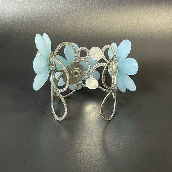 Beautiful Flower Rhinestone Bracelet - Picture 2 of 5